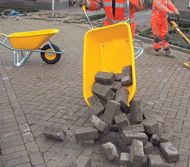 De 5 voordelen van een Altrad Fort kruiwagen - man_smb100_kiepend